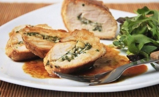 Куриное филе с творогом и зеленью