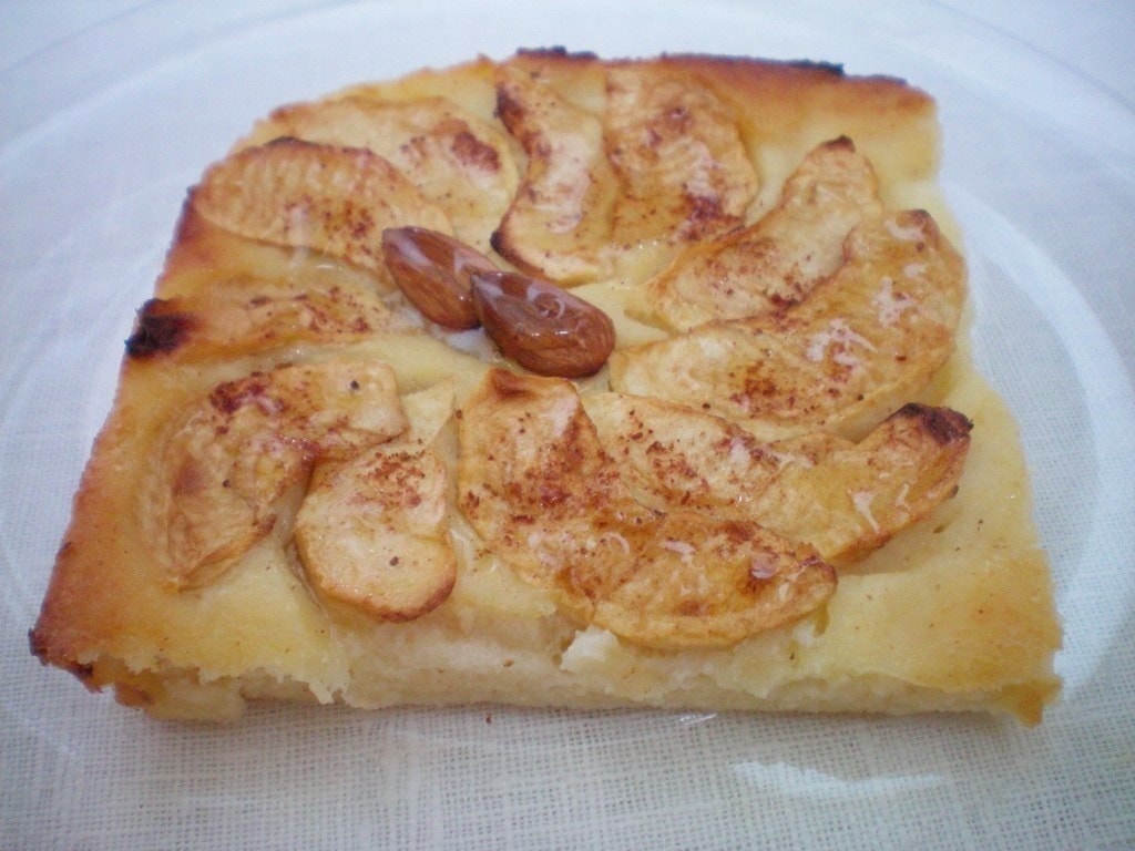 Диетическая творожная запеканка с яблоком и черносливом