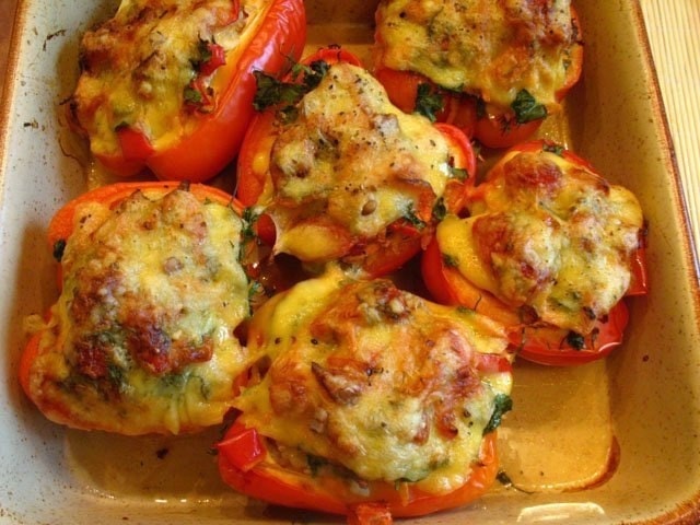 Фаршированный болгарский перец с курицей и помидорами