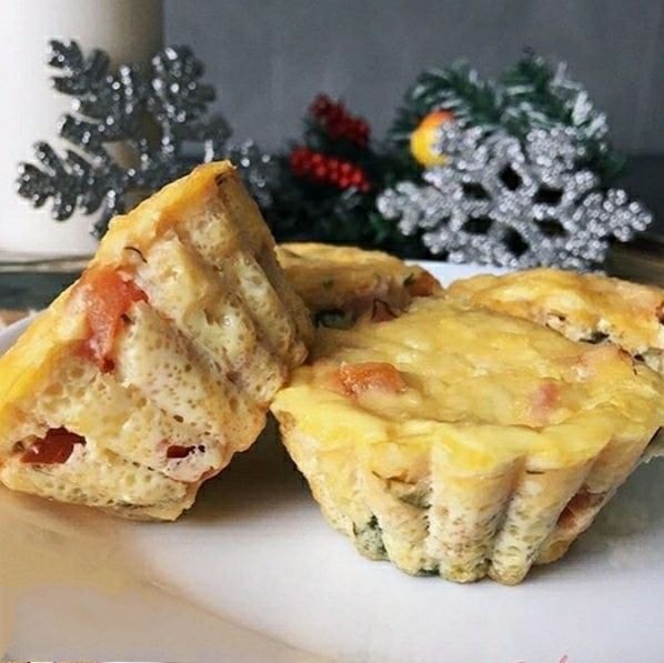Белковый завтрак с помидорами и сыром
