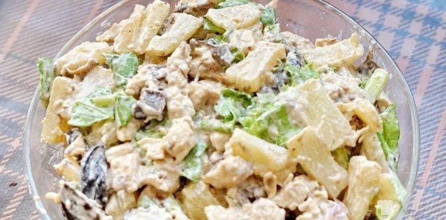 Салат с курицей, черносливом и ананасами