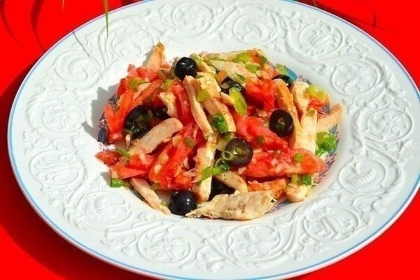 Салат из курицы с овощами
