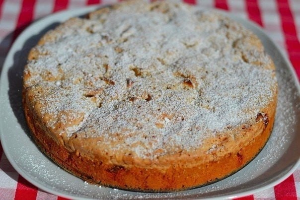 Домашняя шарлотка с яблоками