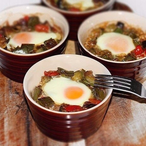 Запеченные яйца с овощами