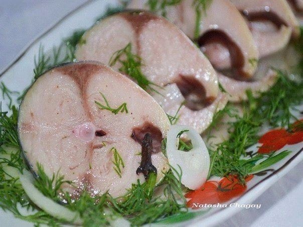 Маринованная скумбрия с луком и пряностями