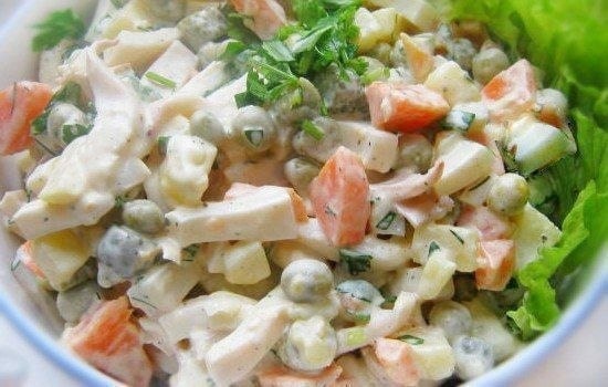 Белковый салат с кальмарами и яблоком