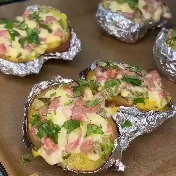 Крошка-картошка с сосисками и сыром