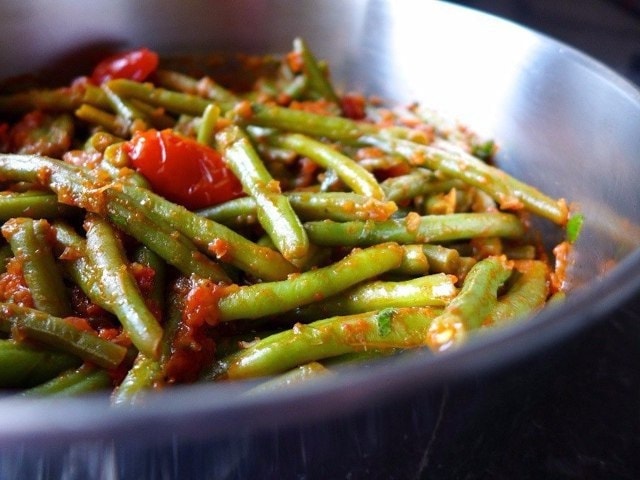 Стручковая фасоль с яйцом и помидорами
