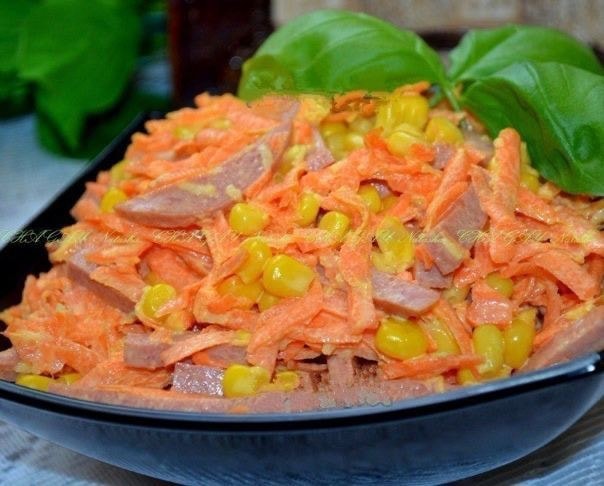 Салат с копченой колбасой и морковью