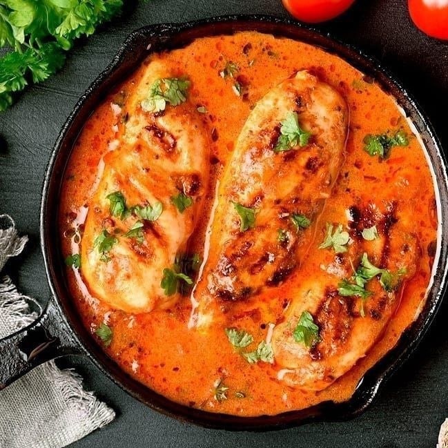 Куриное филе в сметанно-томатном соусе