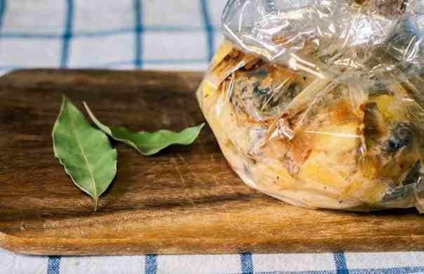 Запеченный картофель с грибами и сметаной в рукаве