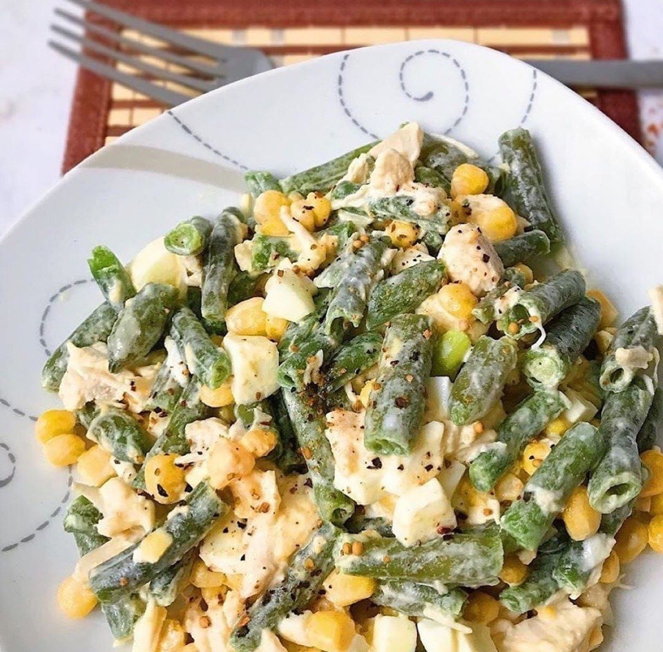 Салат с курицей, стручковой фасолью и кукурузой