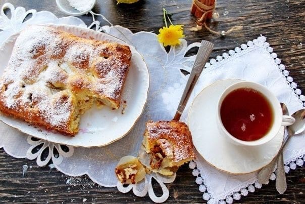 Творожный пирог с целыми грушами и орехами