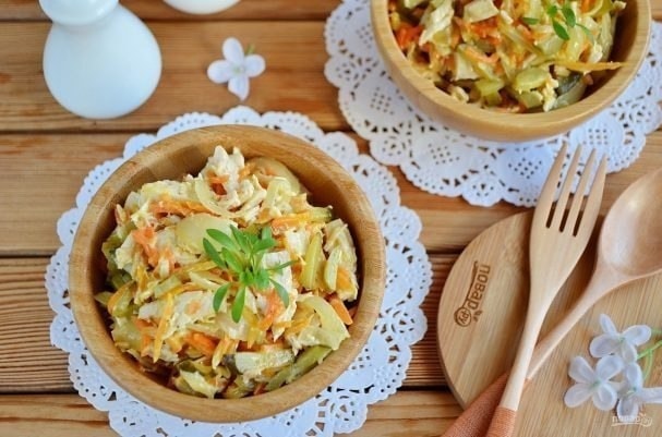 Белковый салат с куриным филе и обжаренными овощами
