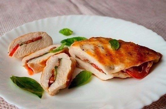 Куриные грудки с базиликом и помидорами