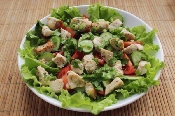 Салат из курицы и свежих овощей