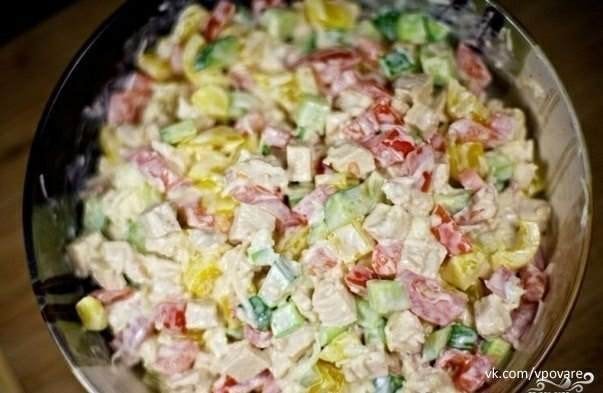 Салат с курицей и овощами