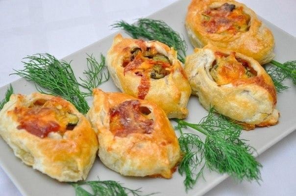 Лодочки из слоёного теста с мясом и картофелем