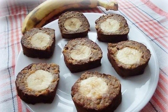 Банановые роллы с курагой и семечками
