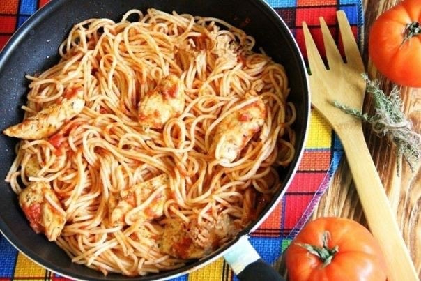 Куриная грудка с помидорами и спагетти