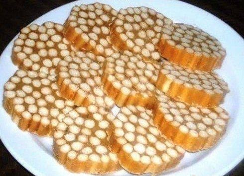 Сладкая колбаска из соломки и конфет