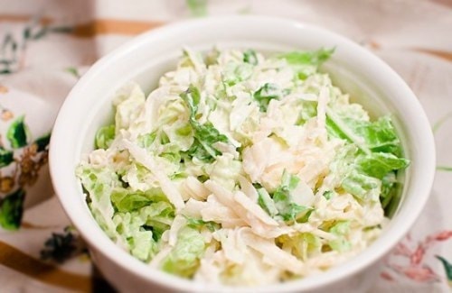 Белковый салат из пекинской капусты с курицей