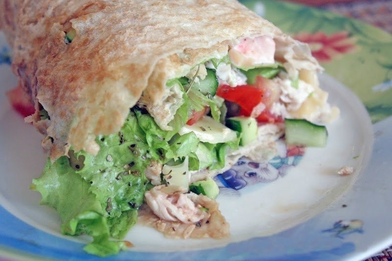 Лаваш с адыгейским сыром, курицей и помидорами