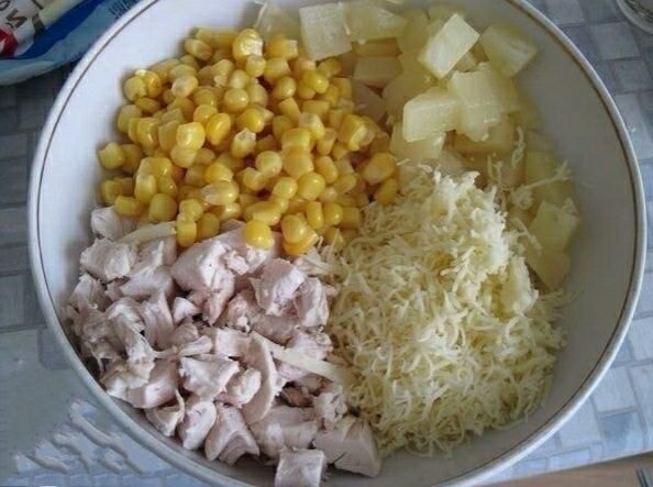 Салат из курицы с сыром и ананасом