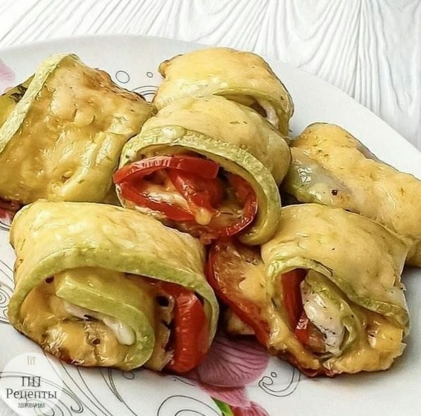 Рулетики из кабачков с куриной грудкой