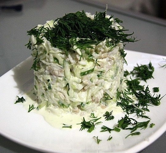 Салат с кальмарами и капустой