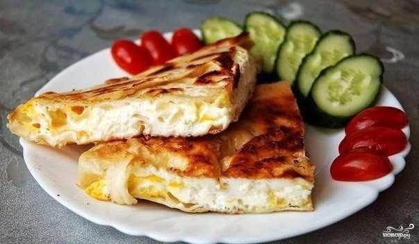 Лаваш с яйцом и сыром на сковороде