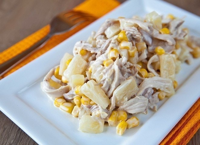 Салат с ананасами и курицей