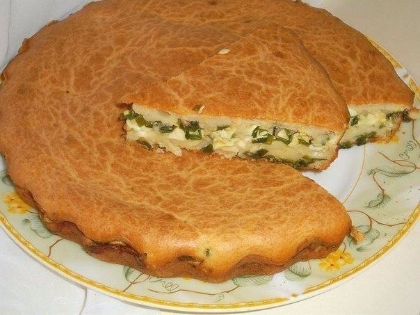 Заливной пирог с зеленым луком и яйцом