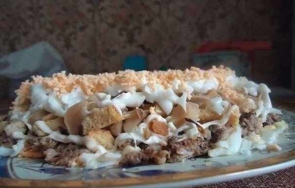 Слоеный салат со шпротами и грибами