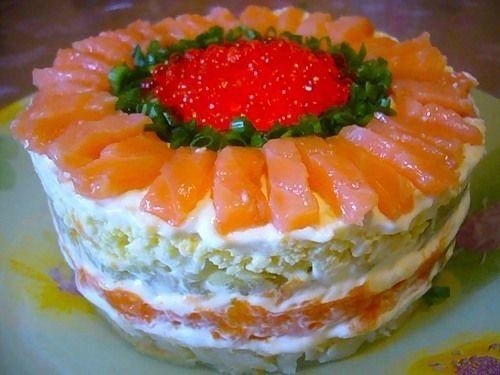 Слоеный салат с семгой и икрой