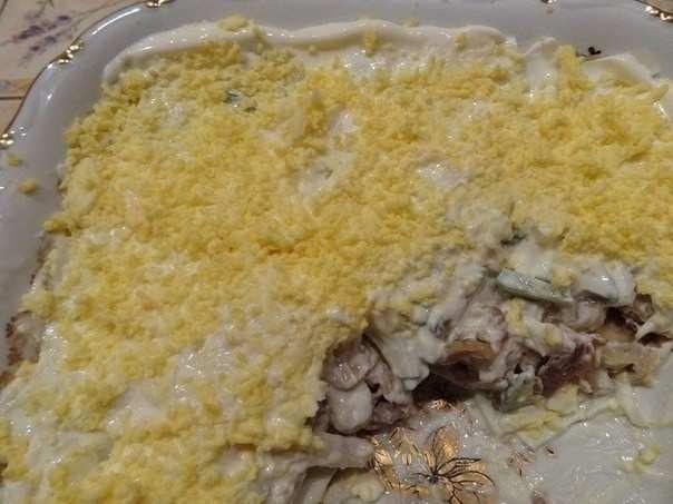 Салат из куриного филе, свежих огурцов и консервированных шампиньонов