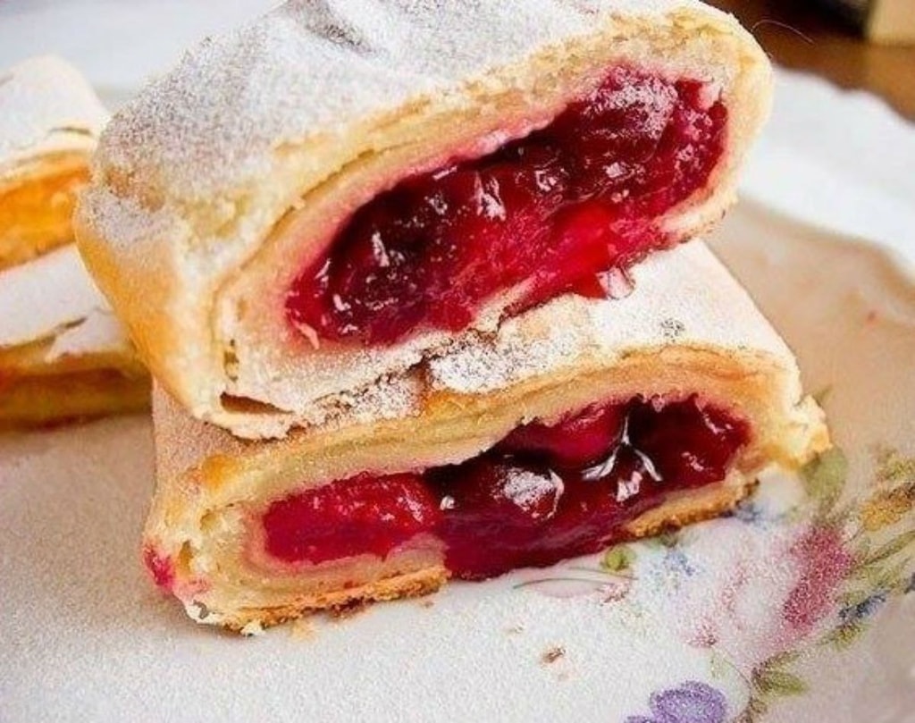 Диетический вишневый штрудель