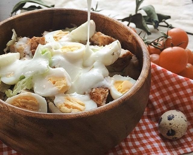 Белковый салат с курицей и перепелиными яйцами