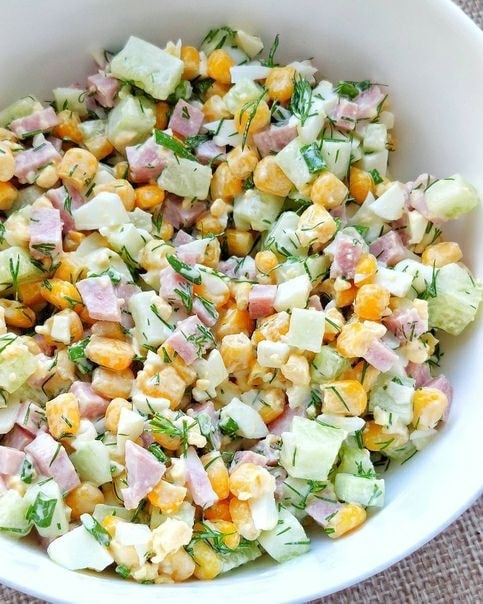 Легкий салат с ветчиной из индейки и кукурузой