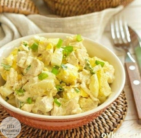 Салат с курицей и ананасом