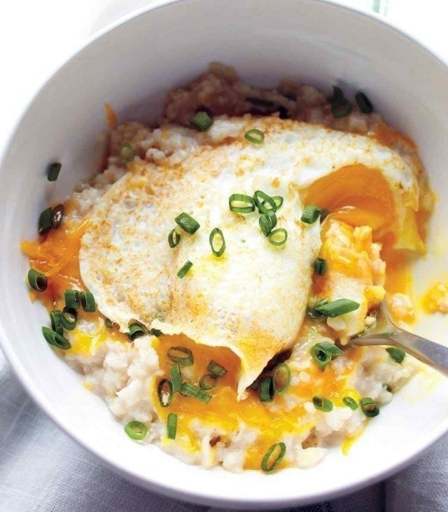 Овсянка с сыром и яйцом