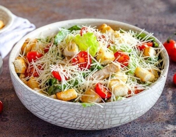 Салат Цезарь с курицей