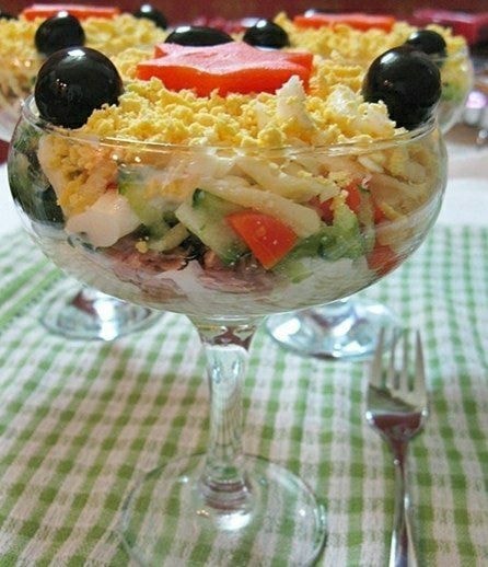 Салат с тунцом, яйцом и сыром
