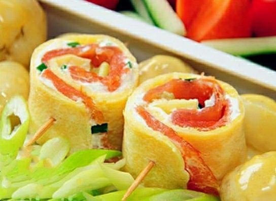 Яичные роллы с творогом и горбушей