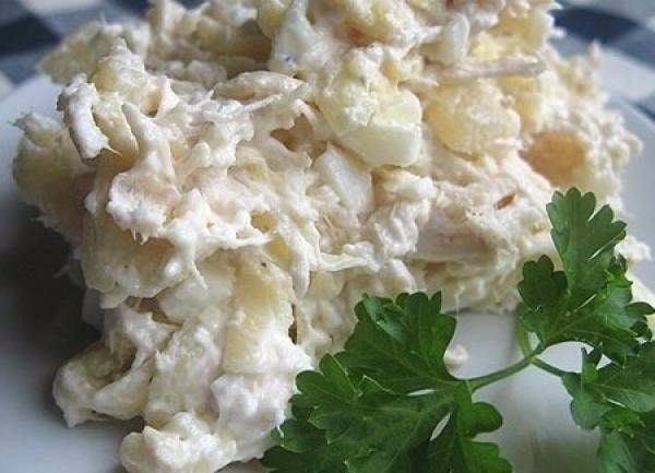 Салат с куриной грудкой и яйцом