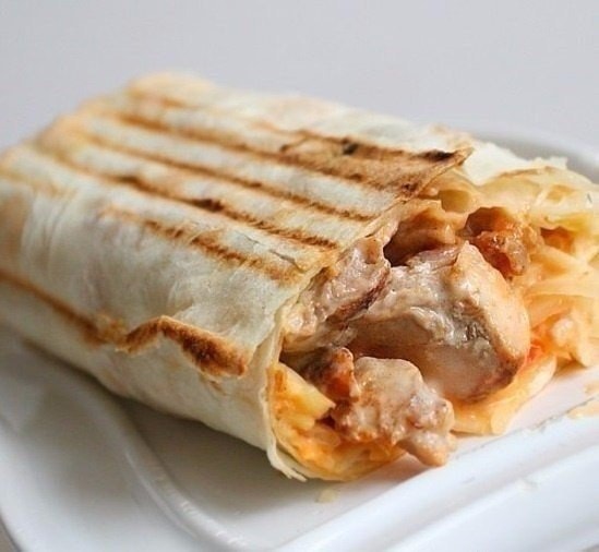 Полезный сэндвич в лаваше с курицей