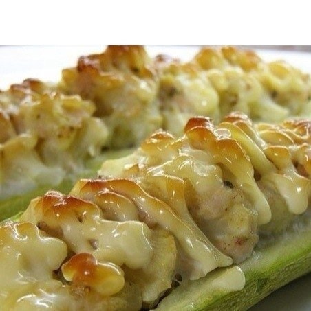 Кабачки, фаршированные курицей и овощами
