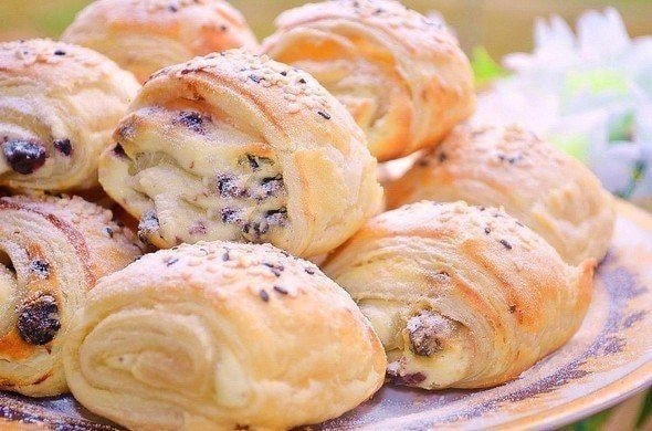Слоенки с творожной начинкой и изюмом