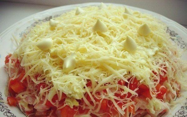 Слоеный салат с печенью и маринованными огурцами