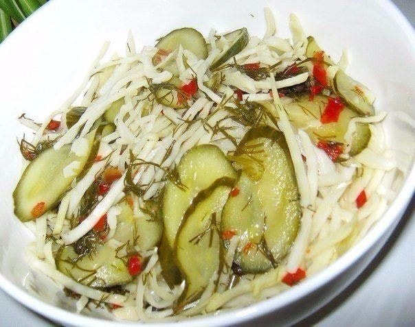 Маринованный салат из капусты и огурцов